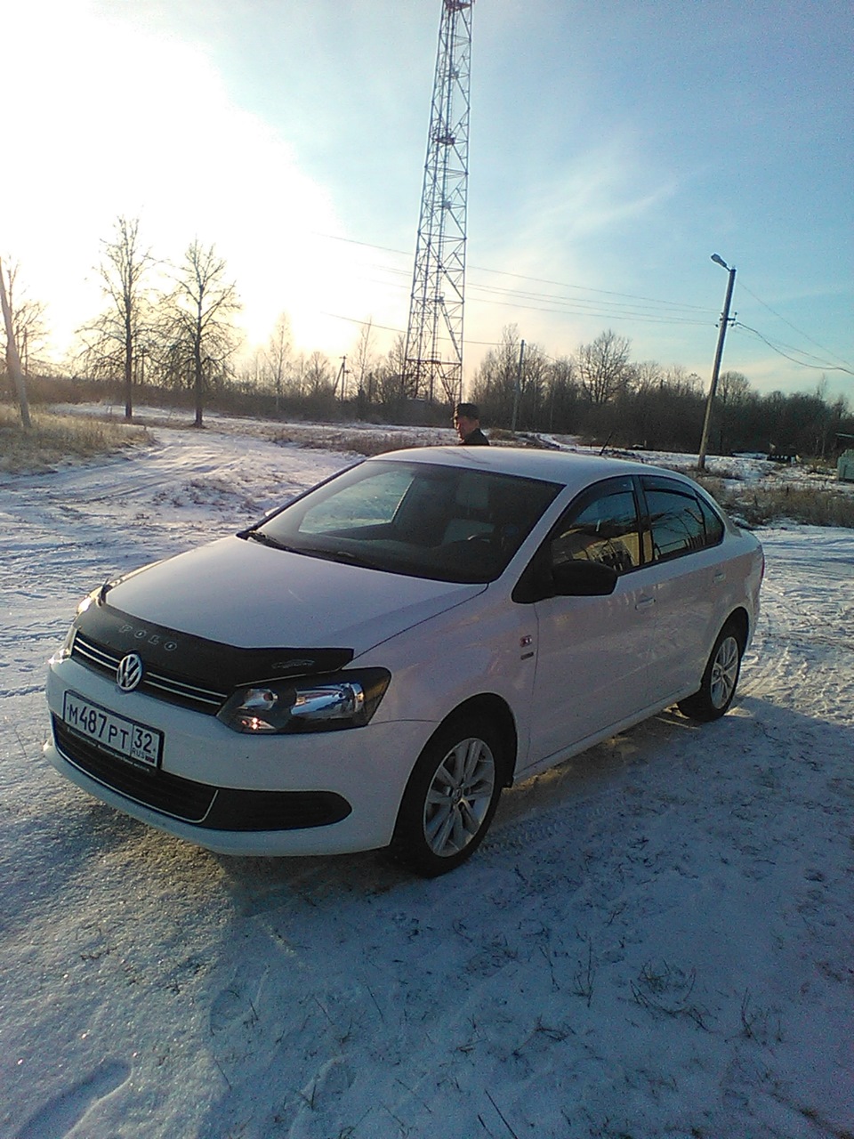 Белый седан Volkswagen Polo зима