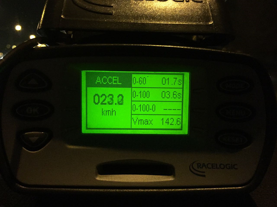 0-100 замер (2 человека в салоне). Один пробовал, результат тот же и буксует сильно на этой резине. — Skoda Superb Mk3. Запчасти на фото: O0001, 100036S