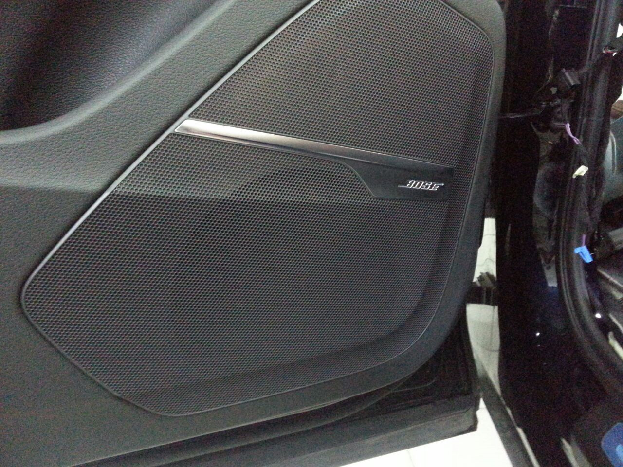 Установка bose. Решетка динамика Ауди q7. Audi q7 Bose. Audi q7 Sound System. Акустика Bose Audi q7 2021.