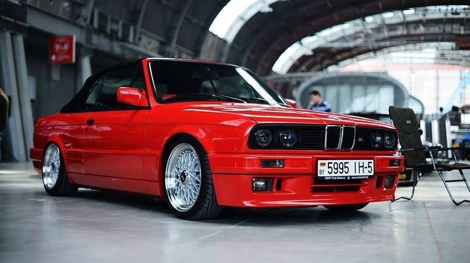 BMW e30 красная