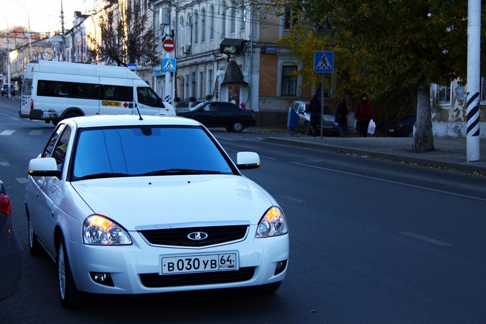 Лады в дубае. Приора лоб хамелеон. Атермалка Приора. Белая Приора атермалка. Белая Приора атермальная пленка.