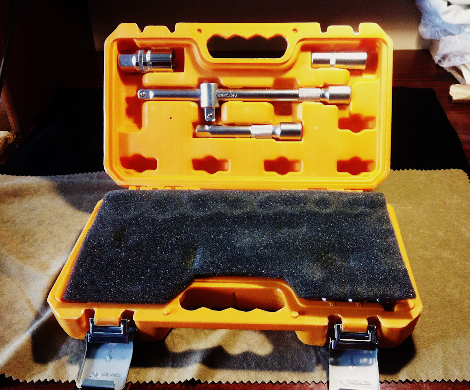 Внутри защитный вспененный материал . Что бы ключи не звенели и не терлись друг о друга даже если выскочат из своих посадочных мест. — Lada 21124