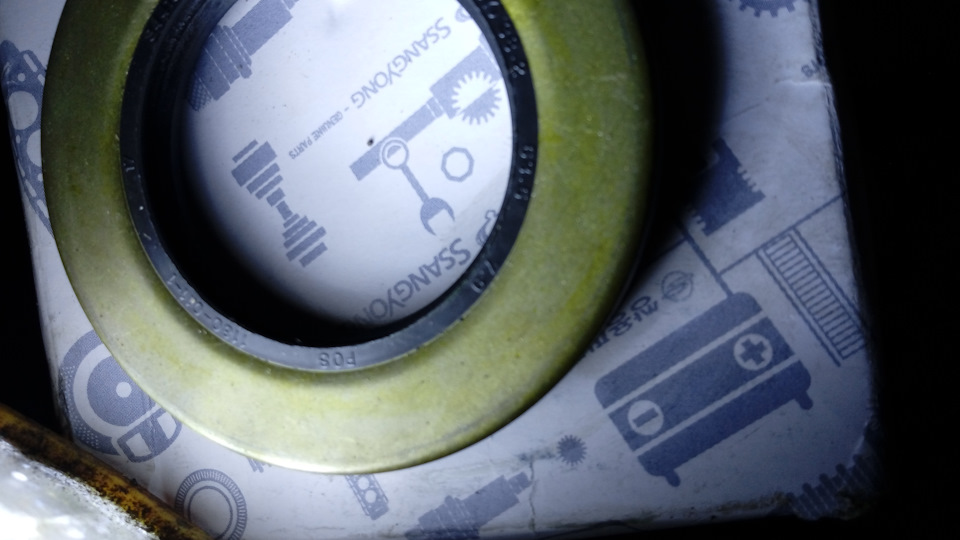 4242605000 сальник полуоси внутренний — SsangYong Actyon (1G). Запчасти на фото: 4242605000