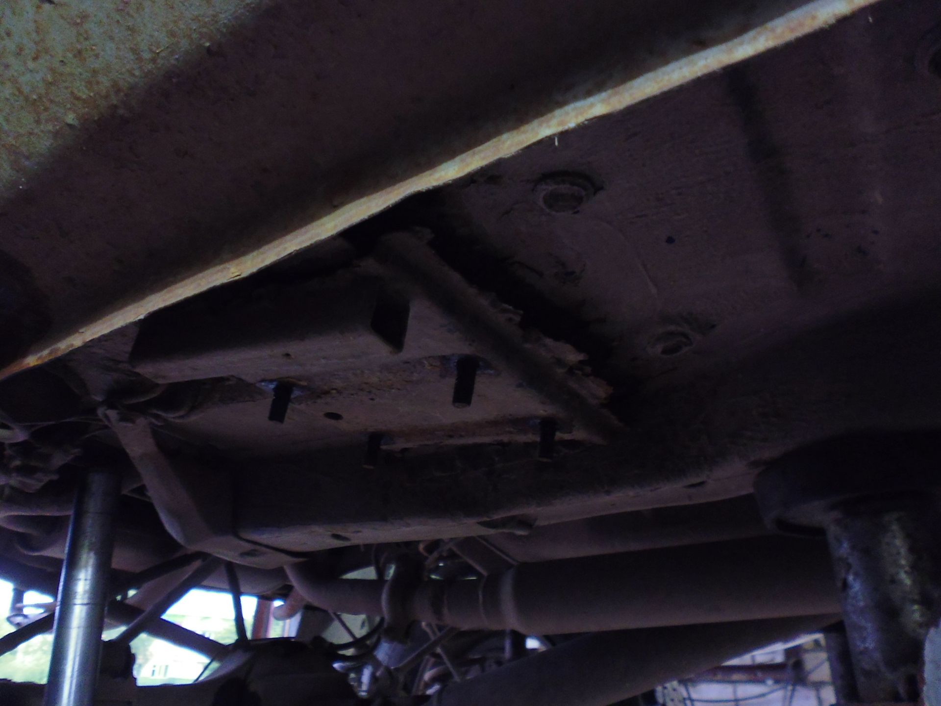 Вырвало крепление реактивной тяги на ниве. Хе́ндай туксон крепление реактивной тяги оторвало. Болт продольной реактивной тяги 2101. Крепление поперечной тяги на ваз 2105. Реактивная тяга на двигатель уаз колебаний.