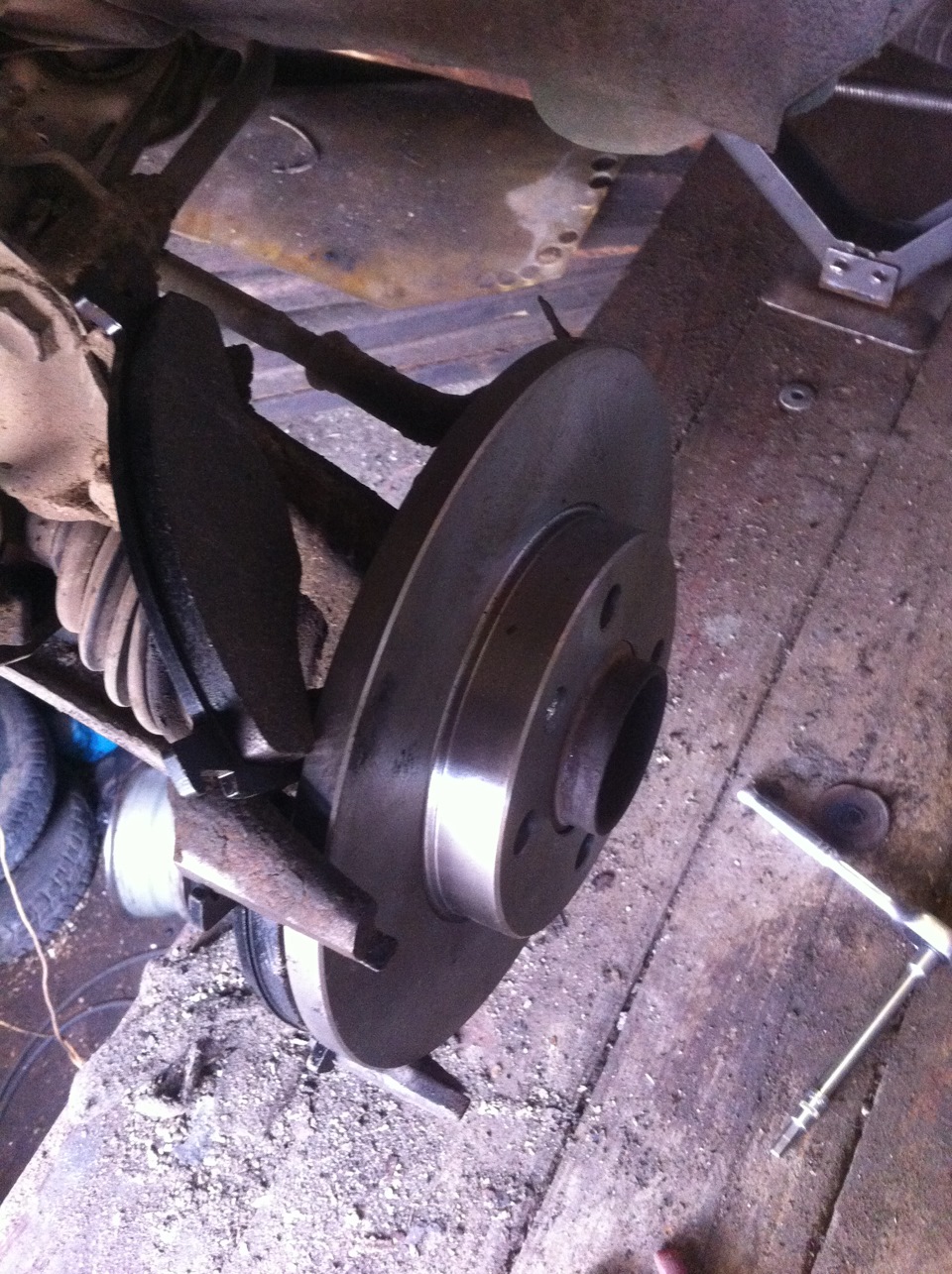 Замена передних тормозов. — Volkswagen Golf Mk3, 1,8 л, 1994 года ...