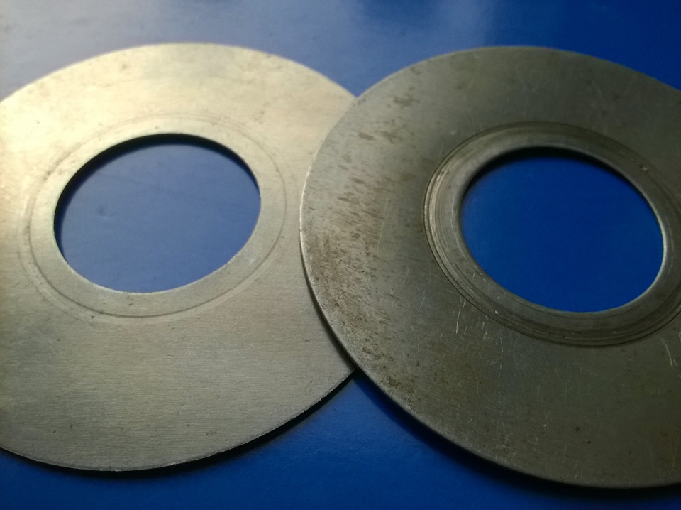 Слева после нормально износа, справа после вибрации — Lada 21041