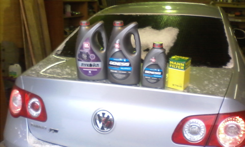 Замена масла. Будем пробовать Лукойл генезис. — Volkswagen Passat B6, 1 ...