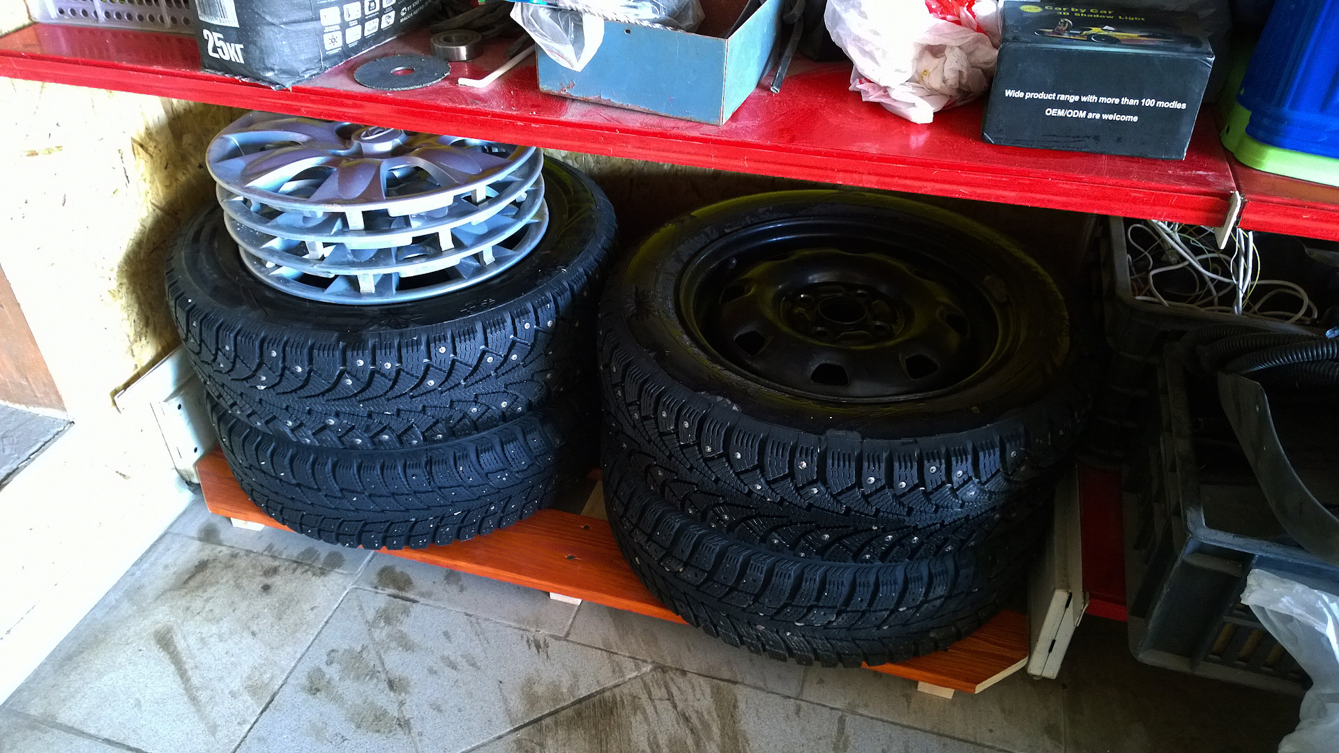 Где хранить шины. Приспособление для хранения колес. Полки для хранения колес в гараже. Хранение резины. Хранение колес на дисках.