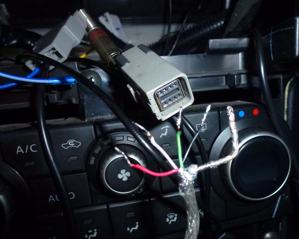 Как подключиться к кашкаю. Nissan Qashqai j11 USB адаптер. Nissan connect разъём мультируль. Переходник с магнитолы на USB Ниссан Кашкай j10. Yatour кабель для Ниссан Кашкай j10.