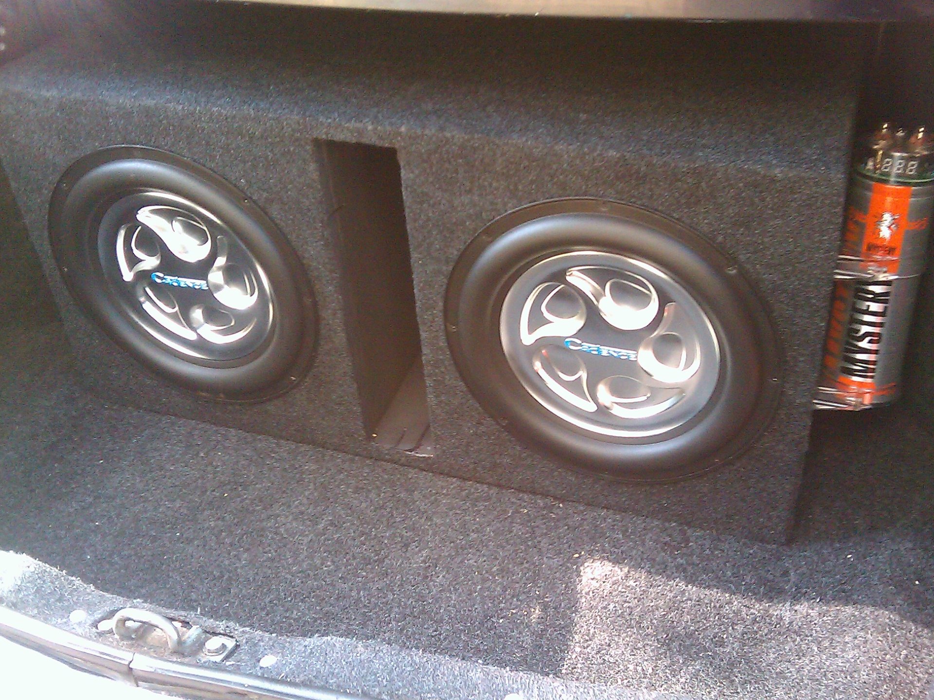 саб играет тихо