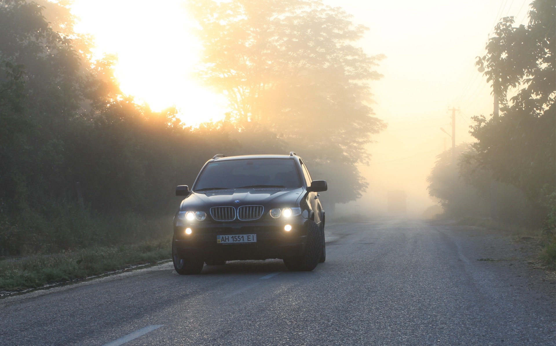 Включи фар. BMW x5 e53 Night. BMW x5 в тумане. BMW x5 e53 ночью. БМВ х5 е53 ночью.