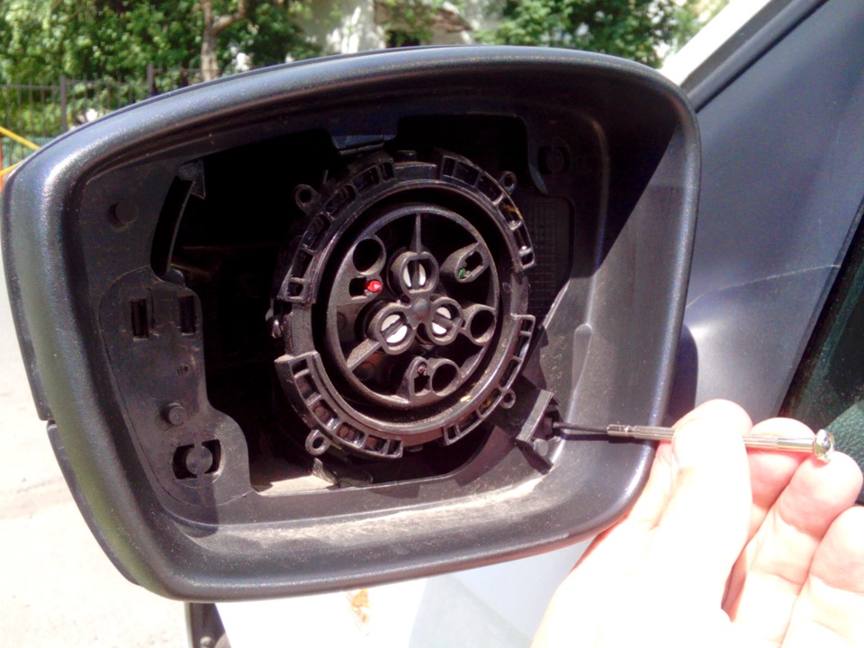 Volkswagen polo зеркала. Фольксваген поло седан 2012 фиксатор бокового зеркала. Фольксваген поло 2011 года боковое зеркало починить. VW Polo 2014 боковое зеркало.