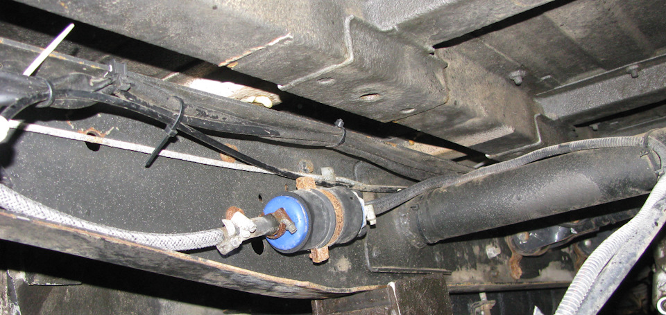 Торцы рамы, хомуты насоса, болтики до обработки. Однако внутренняя часть рамы, защищенная ранее, в полном ажуре. — ГАЗ Соболь 4х4