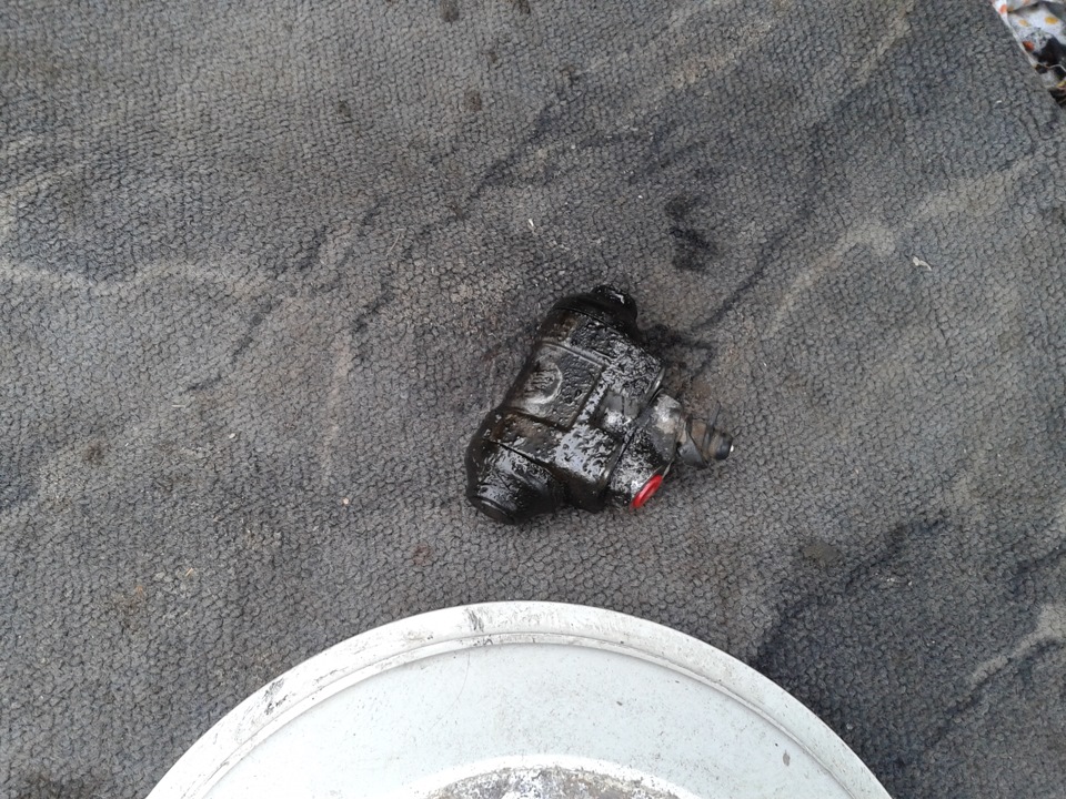 Потек тормозной цилиндр — Hyundai Accent (2G), 1,5 л, 2008 года ...