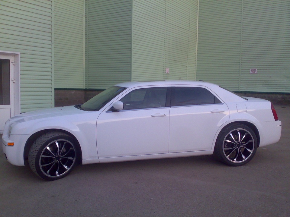 Диски r22 chrysler 300c zinic. C r 22. Chrysler 300c r20. Disk r20 chrysler 300c. Крайслер 300с на 22 дисках.