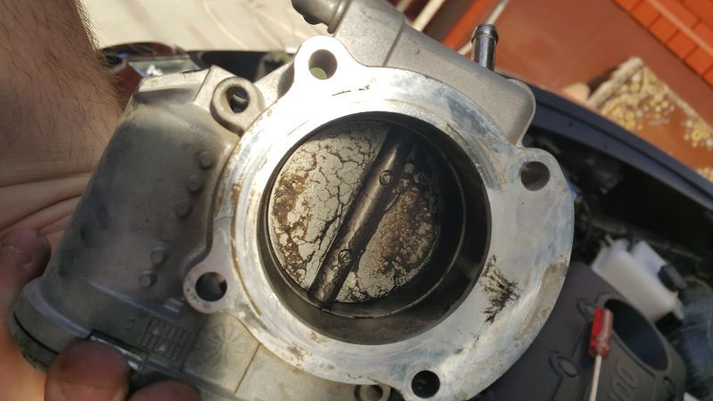 Старый фильтр — Грязная дроссельная заслонка — Hyundai ix35, 2 л, 2012 ...