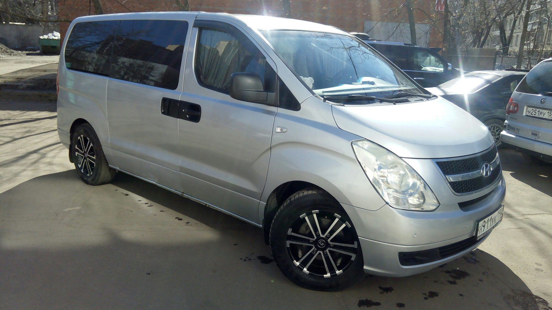 Hyundai h1 2.5 дизель. Hyundai h-1 r16. Hyundai h-1 II серебристый. R17 для Hyundai h-1. Hyundai h-1 2007 диски.