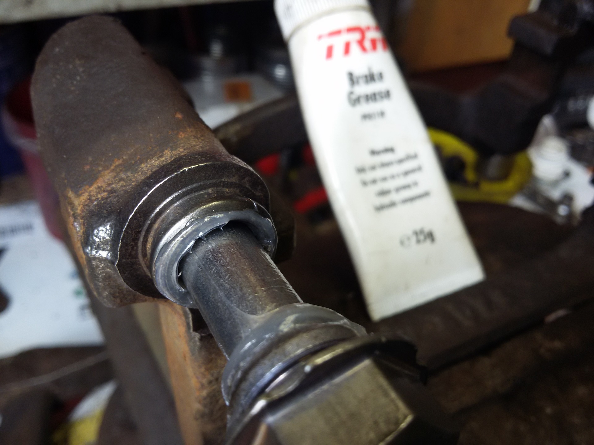 Заклинило направляющие суппорта. Заклинило направляющие суппорта. Закисли направляющие переднего суппорта. Направляющие суппорта е53. Направляющие суппорта пежо партнер.