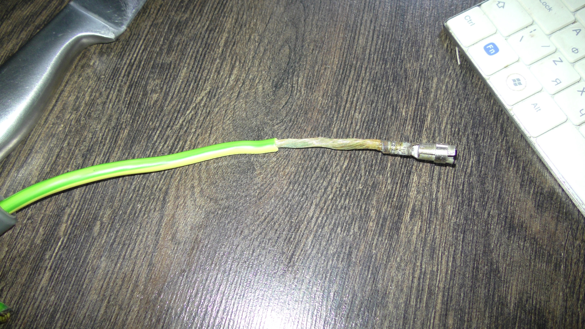 Провод черный. Зеленый провод. Желто-зеленый провод. Зеленый и белый провод. Блок питания плюс и минус провода.