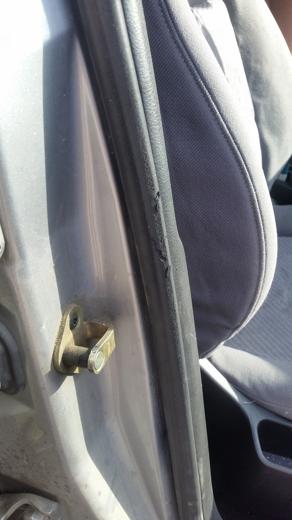 Замена уплотнительных резинок передних дверей. — Peugeot 307, 1,6 л ...