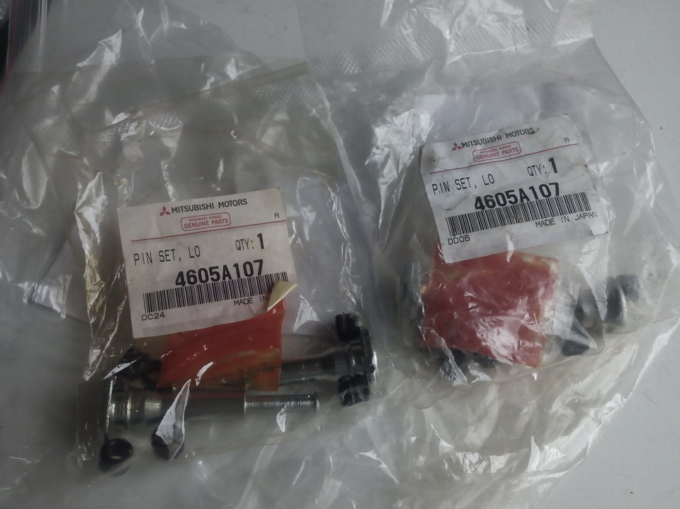 Направляющие переднего суппорта лансер 10. Mitsubishi 4605a262. mitsubishi 4605b005. фиксатор суппорта лансер 9. пружинки передних тормозных колодок лансер 9.