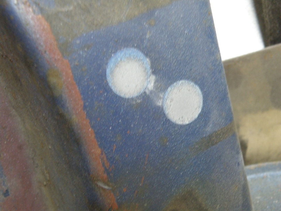 Между делом опробовал пескоструй с рециркуляцией. Очень хорошо работает. Такие кружочки в ЛКП выгрызает за 0,5 секунды. — Mercedes-Benz E-Class (W124)