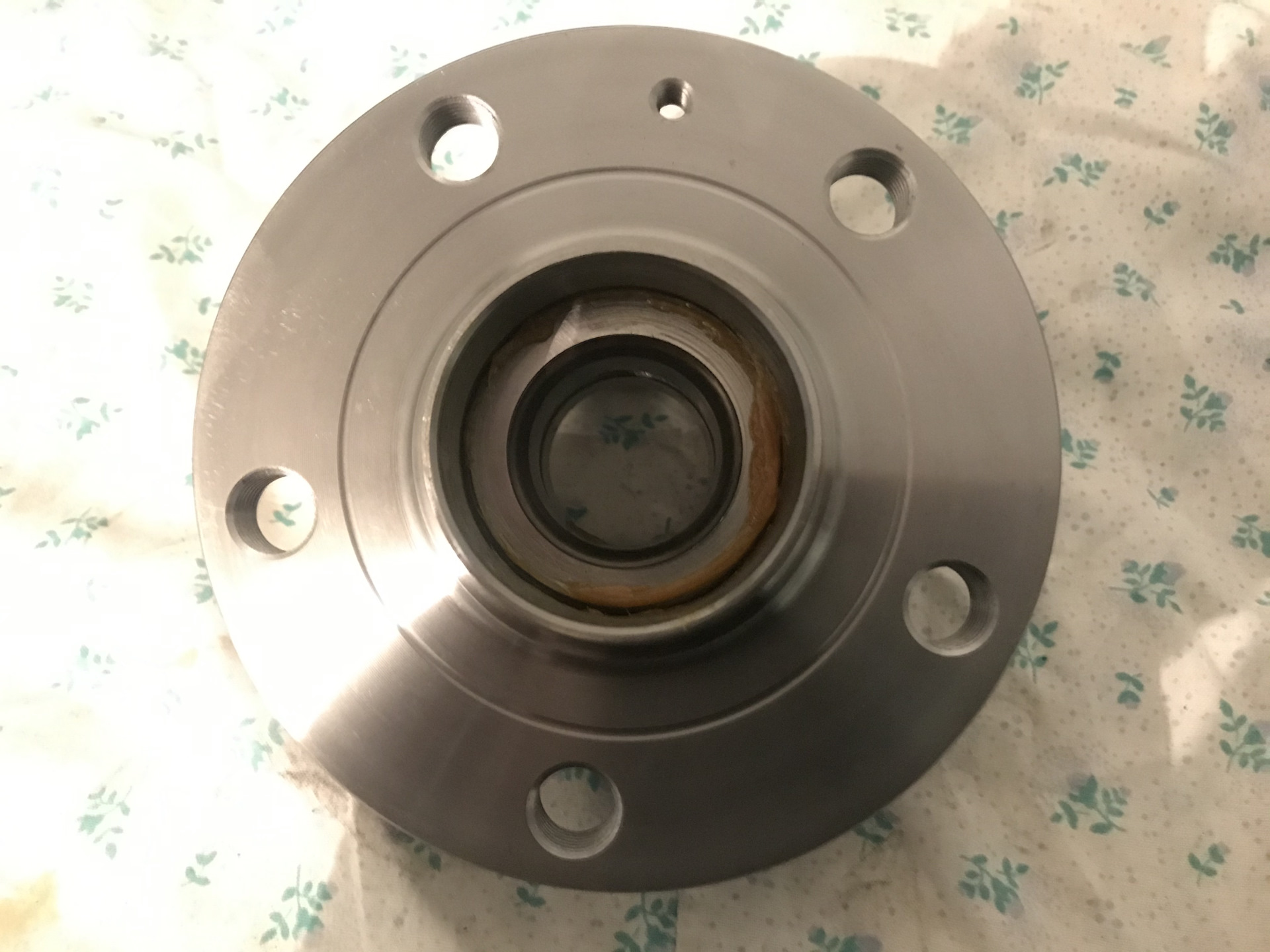 Задний ступичный подшипник форд фокус 2. Подшипник ступицы колеса матиз. Задняя ступица вольво 940. Смазка задней ступицы. Подшипник задней ступицы ford connect.