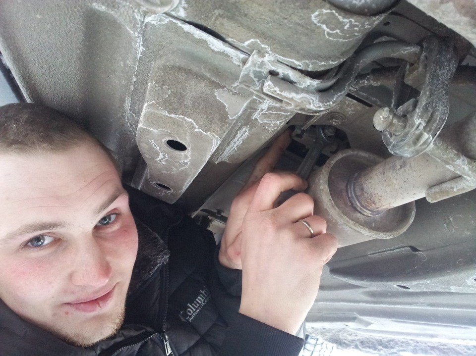 ручник (стояночный тормоз) — Lada Приора седан, 1,6 л, 2013 года ...