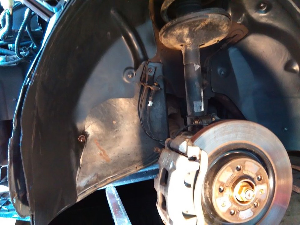 Подкрылки ваз приора крепление. Установка передних подкрылок. Заводской передний подкрылок приора. Подкрылки рено логан 2011. Подкрылки новлайн приора.