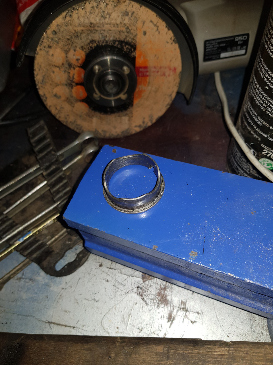 Снимаем стопорное кольцо которое держит втулку — Hyundai i20 (1G)