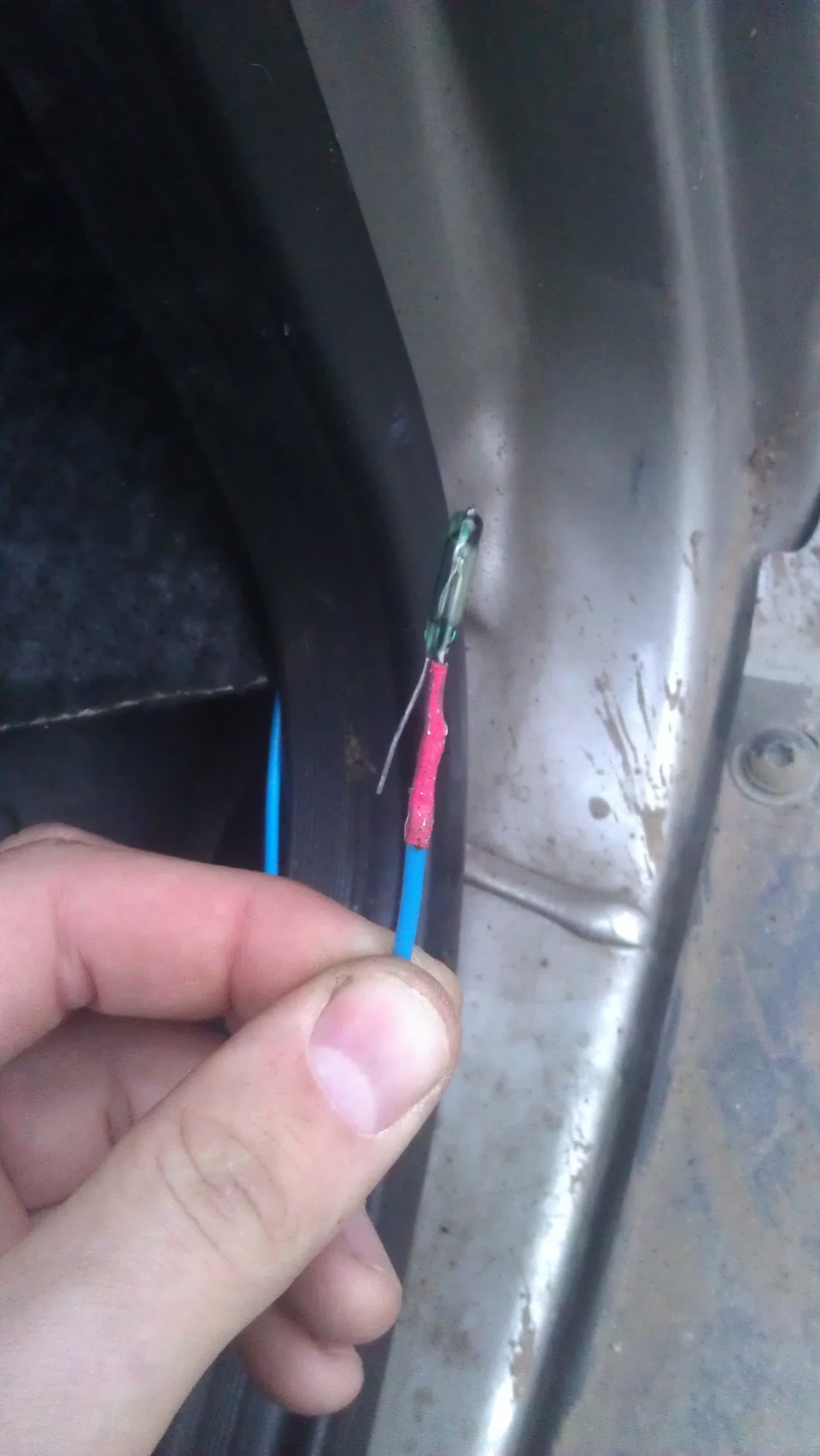 Как закрыть люк бензобака на ниве. 3c221cs 960. Как закрыть люк бензобака на ниве фото. Как закрыть люк бензобака на ниве-3c221cs 960. картинка Как закрыть люк бензобака на ниве. картинка 3c221cs 960. Всем привет!Вот и я стал обладателем пустого бака перед выездом на работу. ₽!до®ы слили 30 литров, хорошо что есть запаска пятилитровая. И я стал искать решение…1. Самый простой вариант — крышка с замком, 100-150₽. Но он самый ненадёжный, потому что эти крышки вскрываются или выдёргиваются. К тому же заедало замок и приходилось отъезжать от колонки, чтобы ковыряясь ключом открыть этот ср…ый замок.2. Более надёжный и дешёвый вариант — сетка от мясорубки, 50₽.