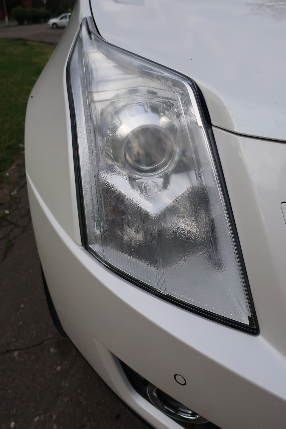 Потеет фара — Cadillac SRX (2G), 3 л., 2011 года | поломка | DRIVE2