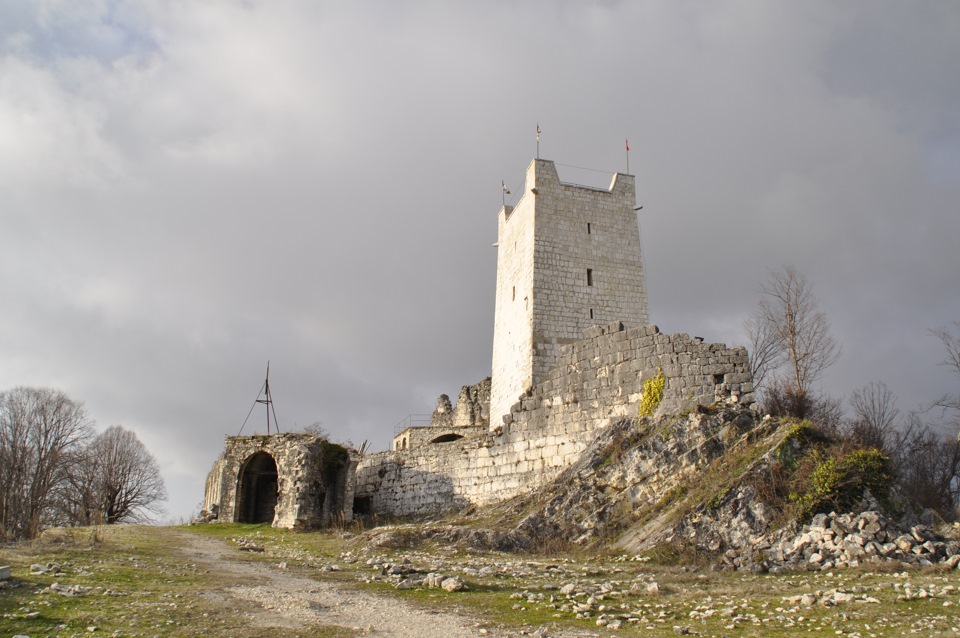 Tsebelda fortress. Крепость Цибилиум Абхазия. Крепость Цебельда. Цебельдинская крепость Абхазия. Анакопийская крепость.