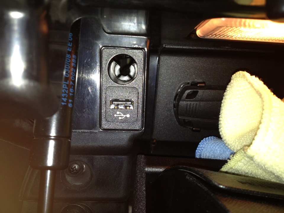 BMW E63 glovebox USB — BMW 6 series (E63)