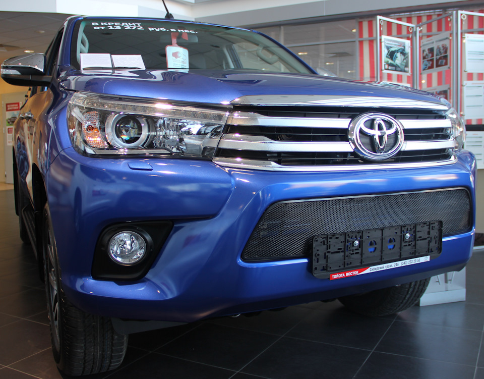 Новый респектабельный пикап Тойота Хайлюкс, новый обязательный ...