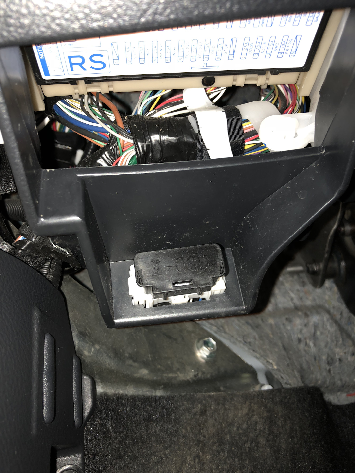 63. Оригинальная заглушка для диагностического разъема — Toyota RAV4 ...