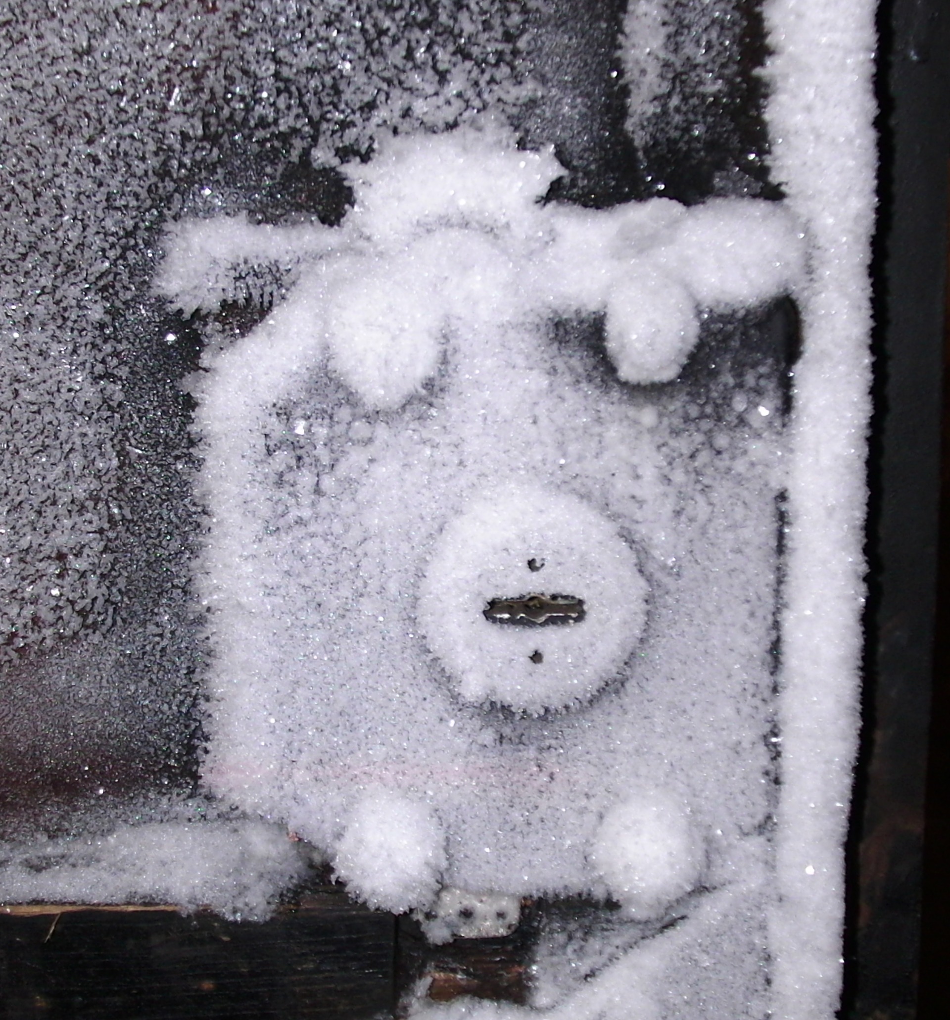 Замерз замок авто. Заснеженное стекло авто. Дворники зимой авто. Мокрый лед. Замерзший разбор.