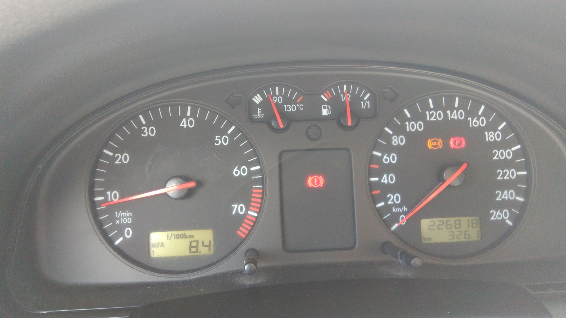 4 горит лампа ручника. загорелся желтый восклицательный знак на панели приборов. горит желтая лампочка с восклицательным знаком. Getz 1. лампочка с восклицательным знаком в машине.