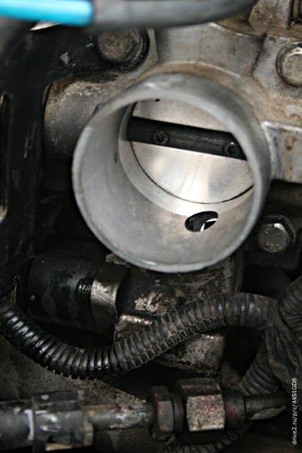 Замена дроссельной заслонки дэу нексия 16 клапанов. 3c4a6acs 960. Замена дроссельной заслонки дэу нексия 16 клапанов фото. Замена дроссельной заслонки дэу нексия 16 клапанов-3c4a6acs 960. картинка Замена дроссельной заслонки дэу нексия 16 клапанов. картинка 3c4a6acs 960. В рамках программы «доделай всё то, что бросил на пол дороги», вернулся к дроссельной заслонке. Снова. Чуть болше, чем месяц назад наводил там порядок, и, как оказалось, до ума не довёл. Там осталась грязь, это выяснилось только при просмотре фото. С этим надо что-то делать. Абсолютное большинство людей выбрали бы вариант «да забей», это серая масса. Это не интересно. Другие бы сняли патрубок, сбрызнули карбклинером и протёрли тряпочкой. Это уже лучше. Но я выбрал свой путь — потестировать новое средство.