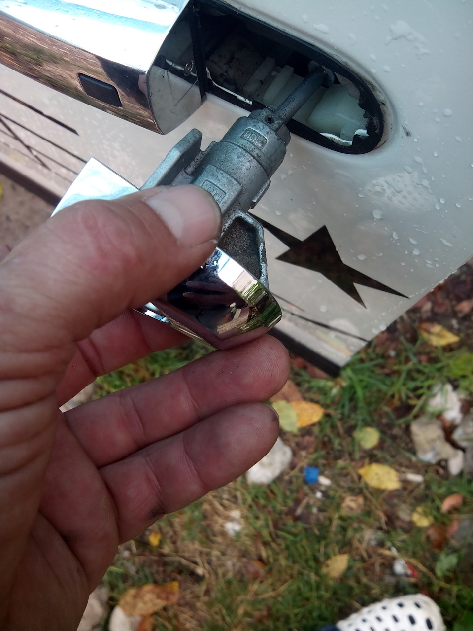 после того как открутили болт с боку двери снимаем часть ручки просто тянем на себя — KIA Sorento (2G)