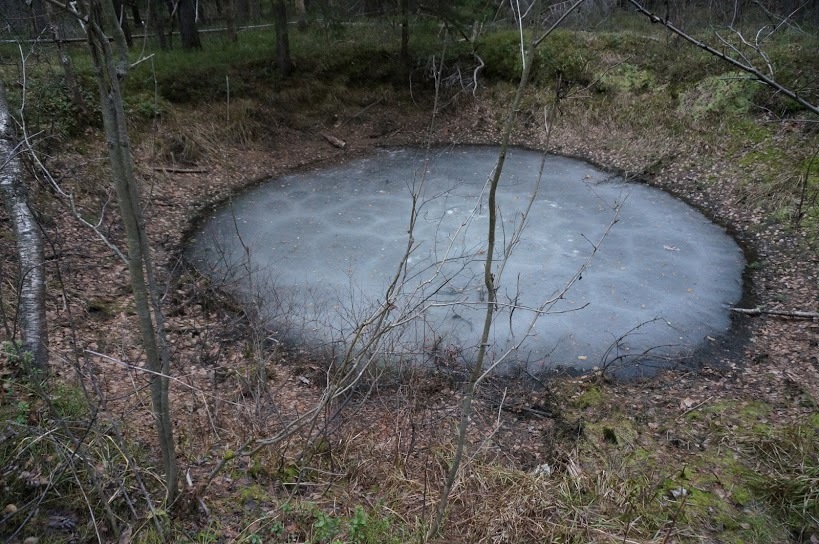 Воронка от авиабомбы фото