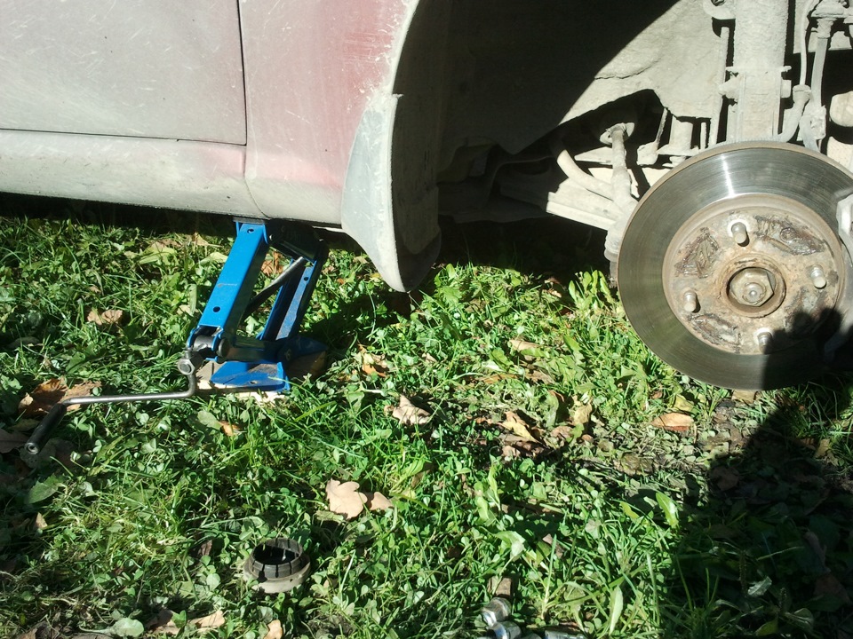 Сезонная замена колес а заодно опоры двигателя, поставил Гарант Блок ...