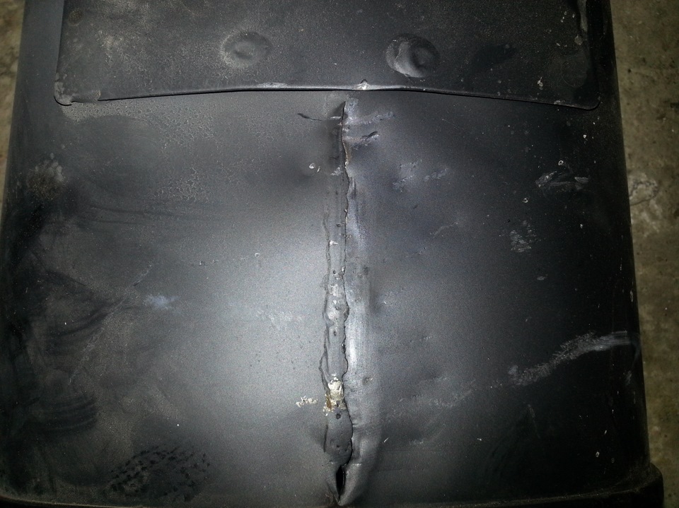 Обратный шов в сварке. Лопнула по шву. Лопнувший сварной шов контейнера. Ножевая коррозия сварных соединений. Лопнул стык.