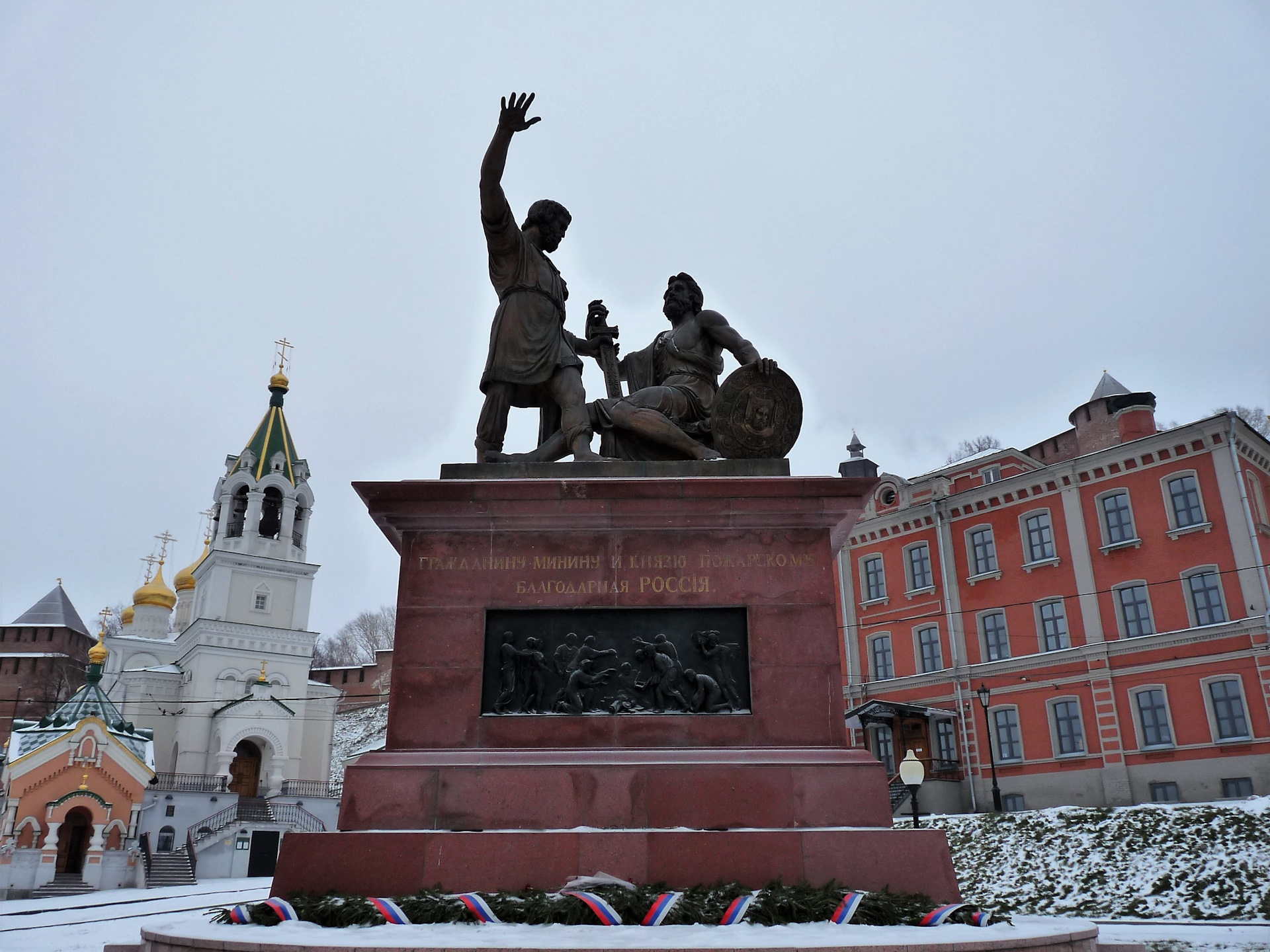 День народного нижний новгород. Памятник Минина и Пожарского в Нижнем Новгороде. Минин и Пожарский памятник в Нижнем Новгороде. Памятник Кузьме Минину и Дмитрию Пожарскому в Нижнем Новгороде. Памятник Минину на площади Минина Нижний Новгород.