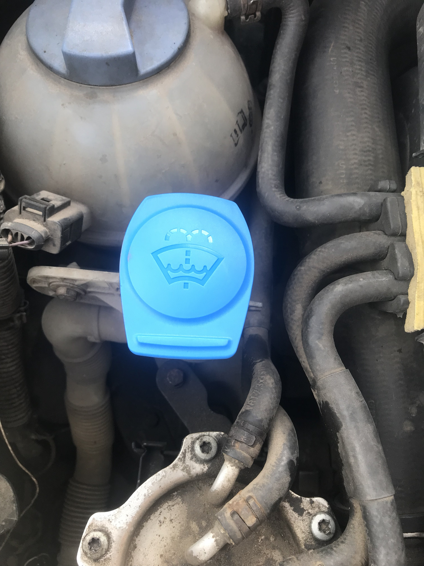 Замена крышки омывайки — Volkswagen Caddy (3G), 1,9 л, 2005 года ...
