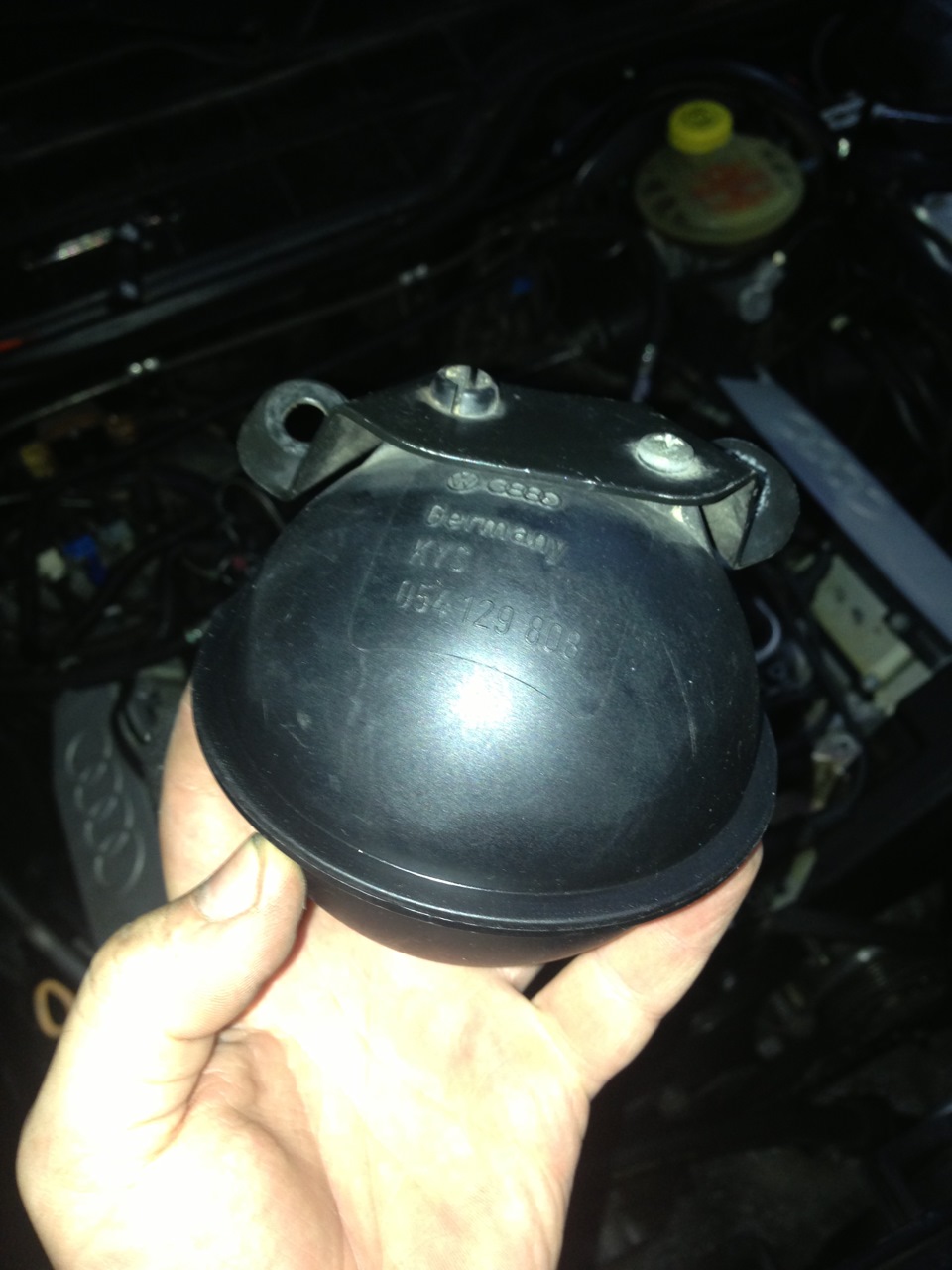 Пластиковый ресивер — Audi A6 (C4)