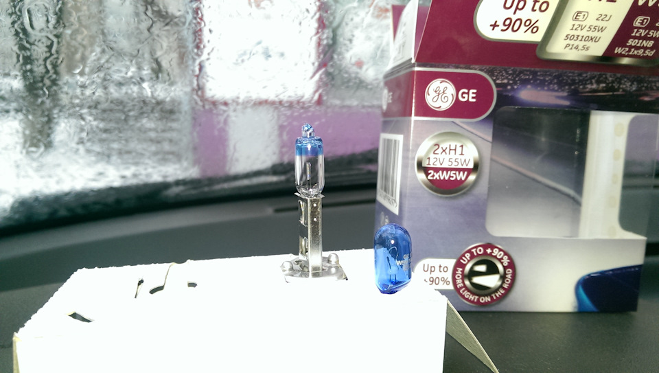 Цоколь H1. Светят ближе к белому. По мокрому все видно. — Lada 21106. Запчасти на фото: 50310XU, P1455