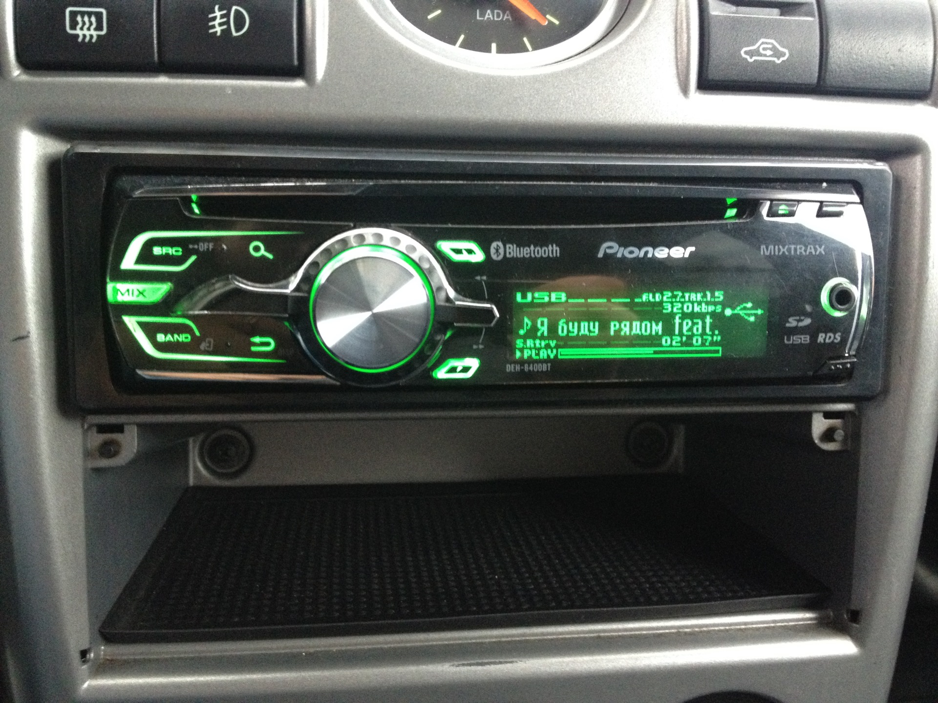 Pioneer DEH 6400BT — Lada Приора хэтчбек, 1,6 л, 2012 года автозвук