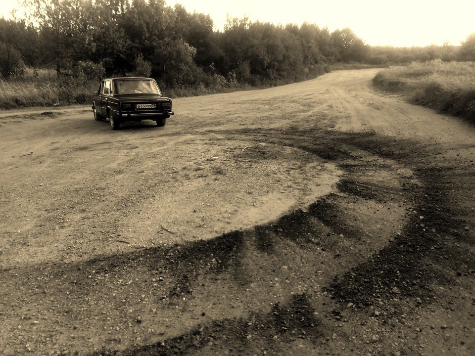 Серебристый автомобиль на проселочной дороге