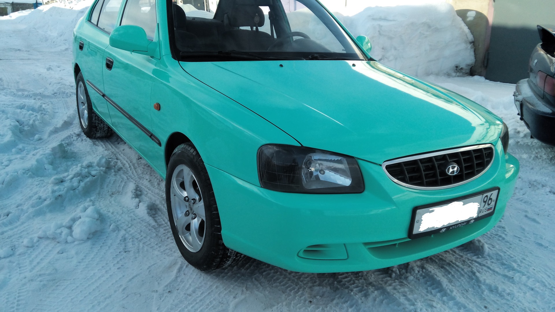 Брачный номер в бирюзовых тонах. Бирюзовый акцент. Хендай акцент 3 тагаз. Бирюзовый интерьер. Хендай бирюзовый цвет.